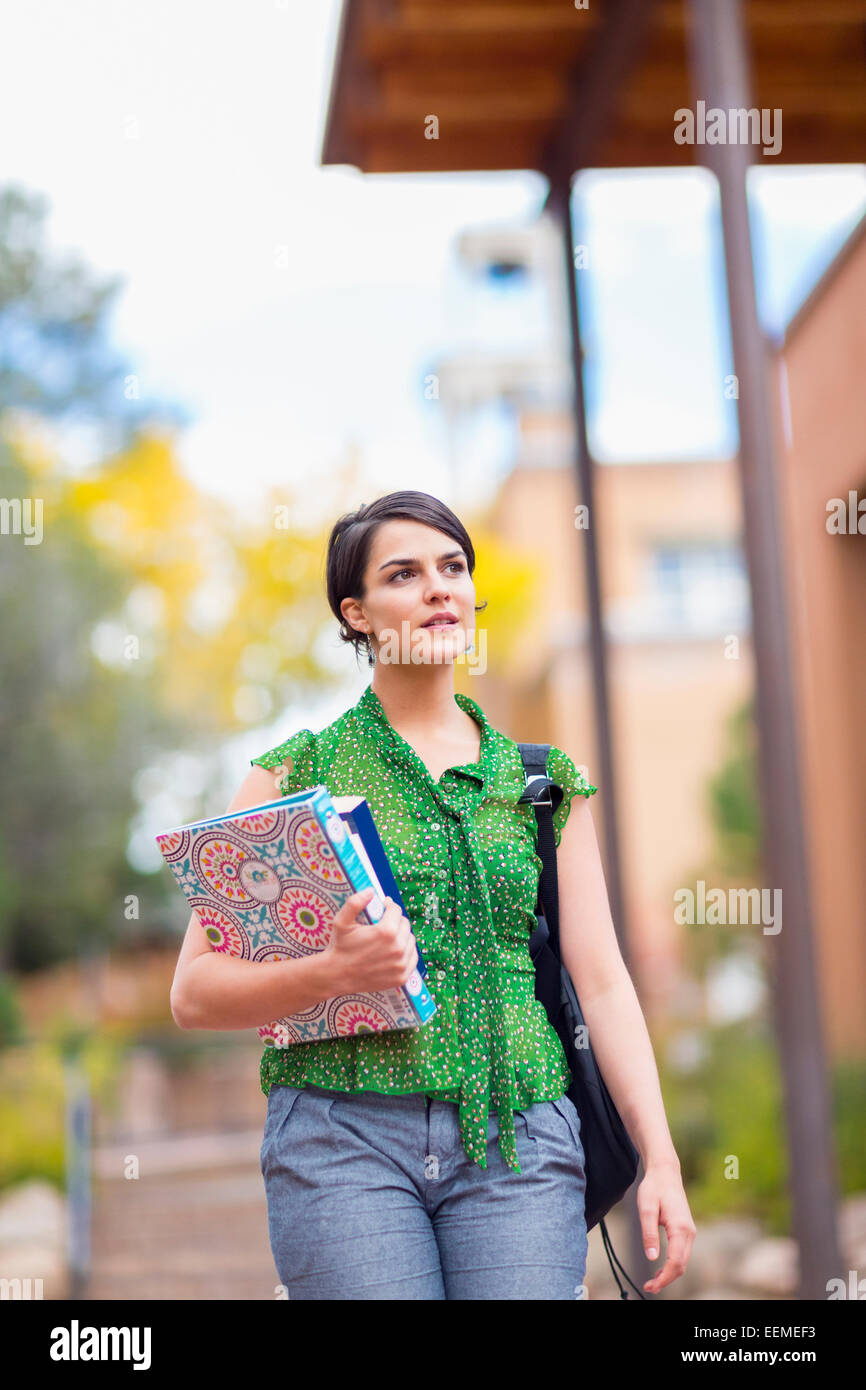 Gemischte Rassen Schüler tragen Bücher auf dem campus Stockfoto