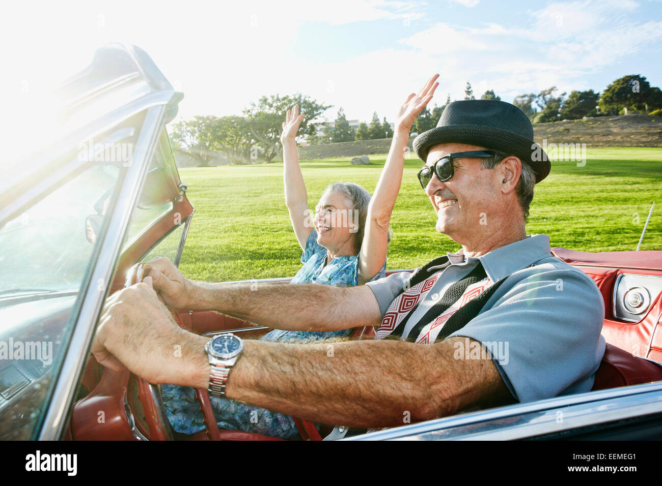 Paar im klassischen Cabrio fahren Stockfoto