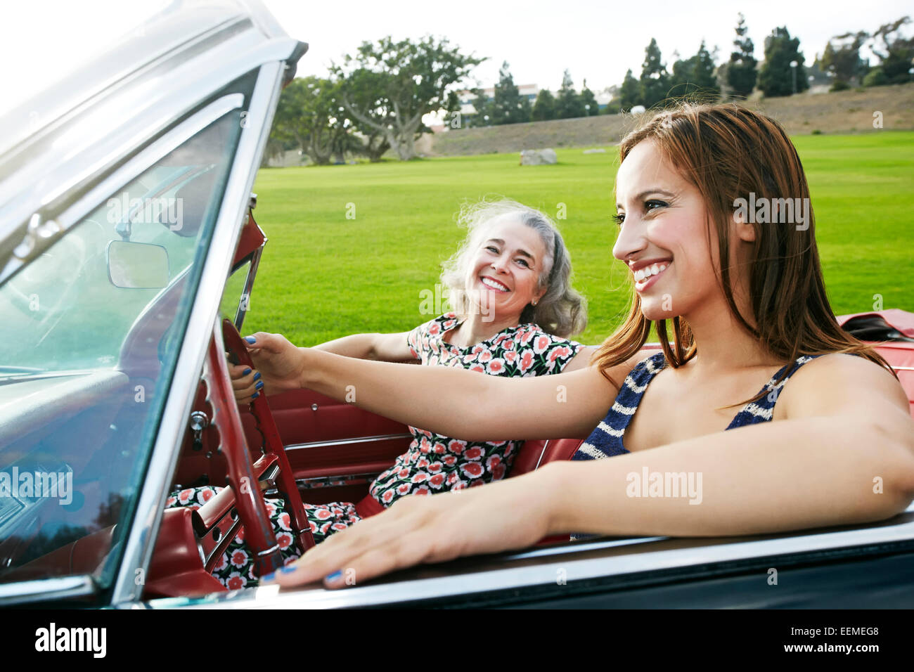 Mutter und Tochter im klassischen Cabrio fahren Stockfoto