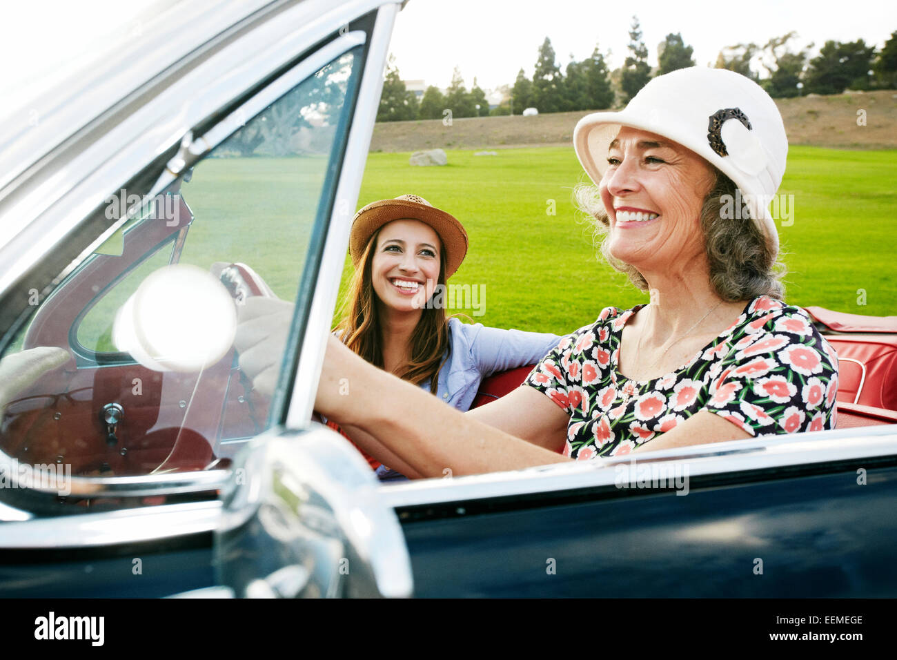 Mutter und Tochter im klassischen Cabrio fahren Stockfoto