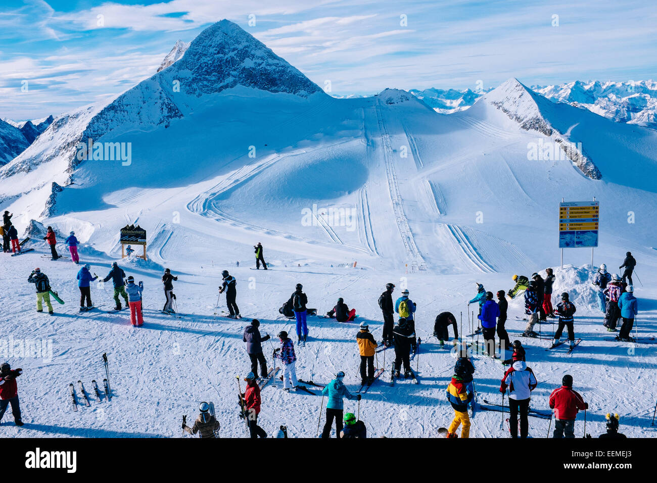 Hintertuxer Gletscher, Gefrorene Wand Skistation mit Olperer Gipfel im Hintergrund, Tirol, Österreich Stockfoto