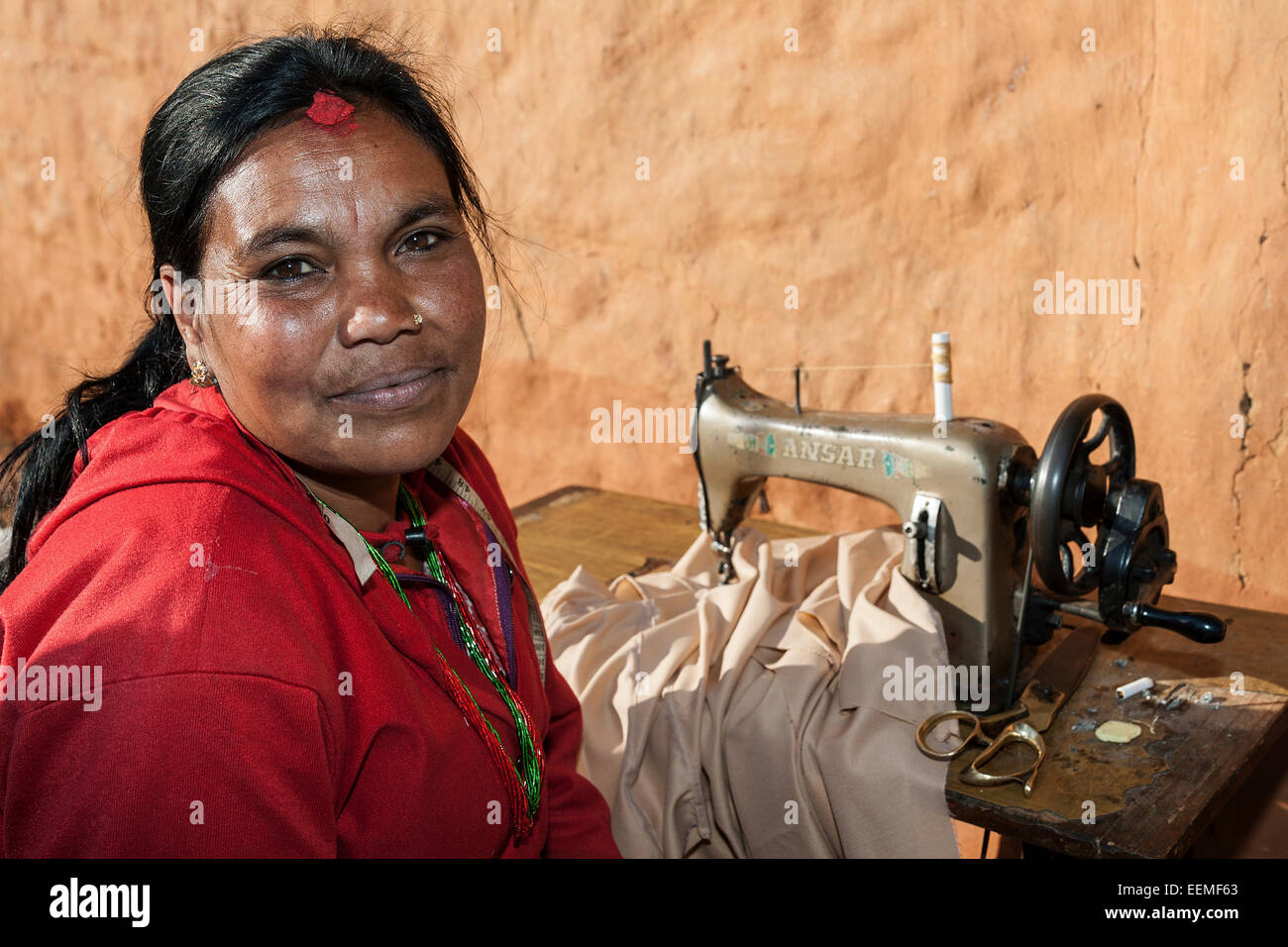 Nepalesische Näherin, Schneider, Porträt, Nargakot, Nepal Stockfoto