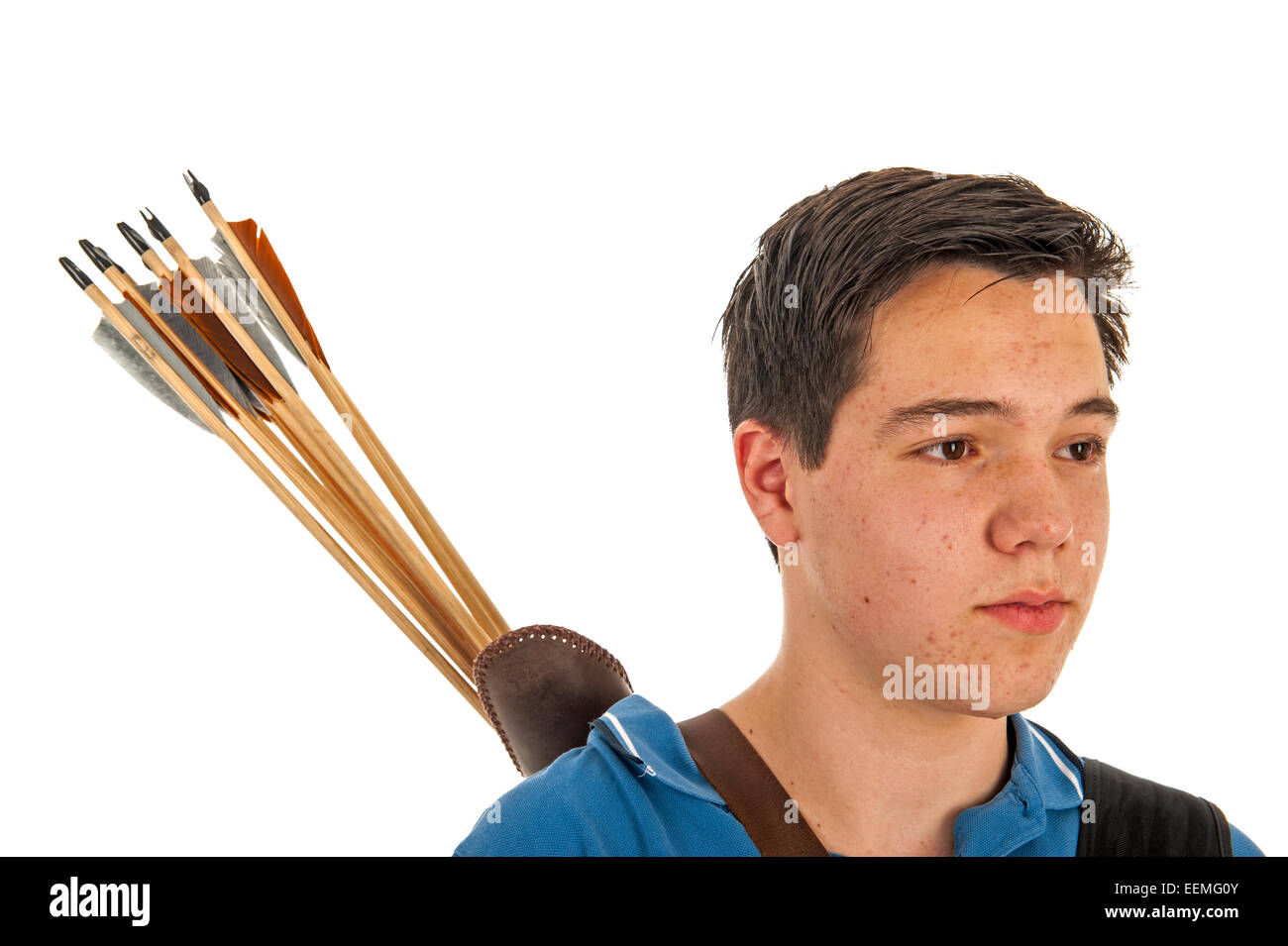 Junge-Shooter mit blauem Hemd und Pfeile in Nahaufnahme Stockfoto