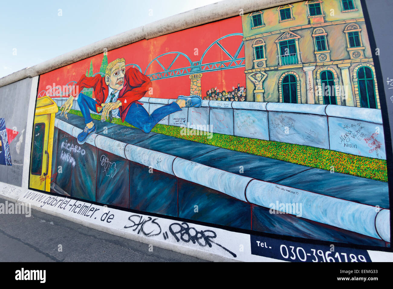 Deutschland, Berlin: Wandmalerei eines Mannes die Wand springen, Ost-Deutschland in der East Side Gallery zu entkommen Stockfoto