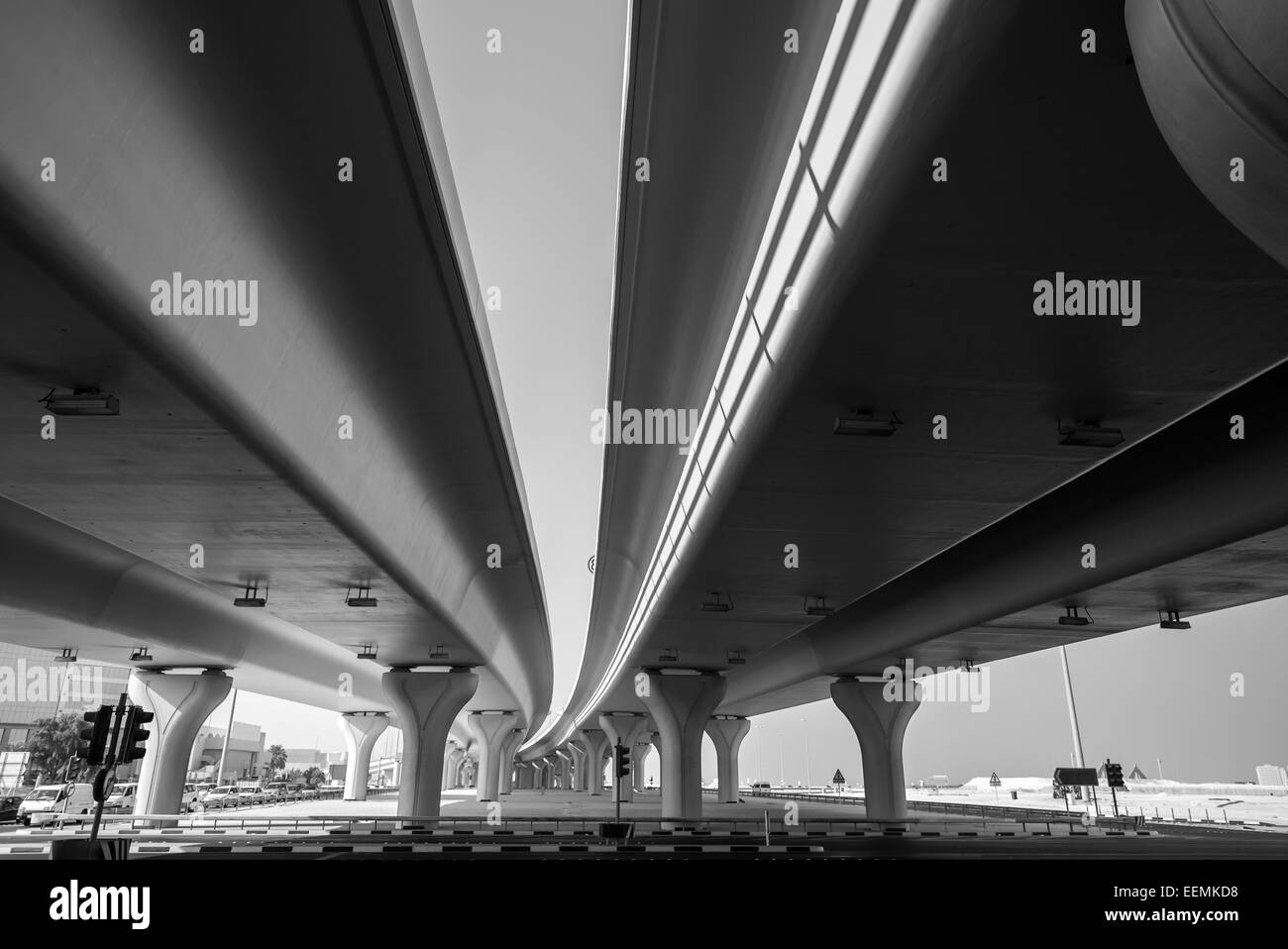 Stadtautobahn unter Automobil Brücken. Stadtverkehr Stockfoto