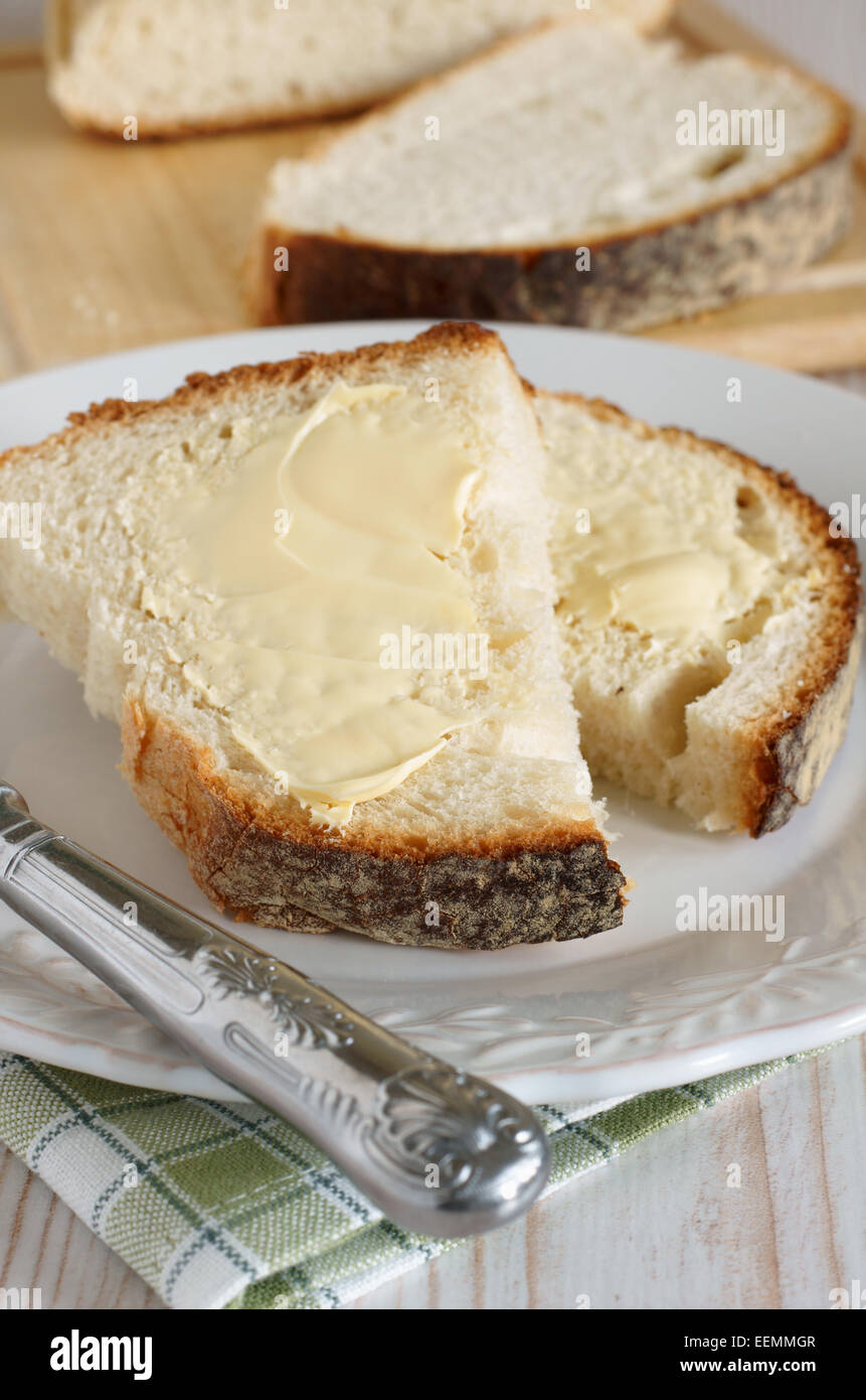 Hand geschnitten traditionell gebackenes Weißbrot mit butter Stockfoto