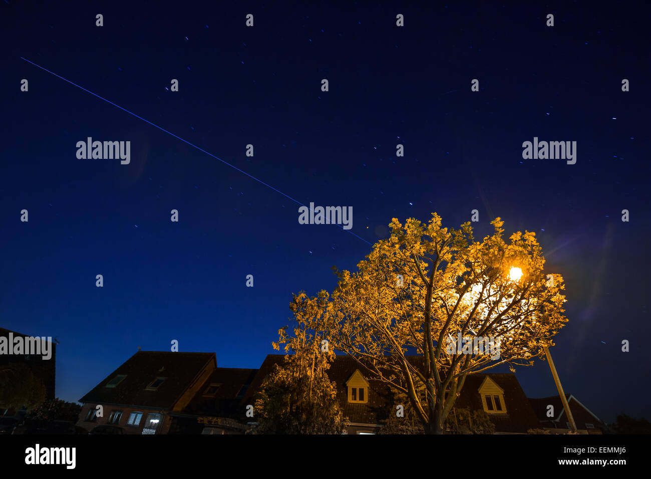 Eine lange Belichtung der International Space Station (ISS) und die Track-Overhead. Stockfoto