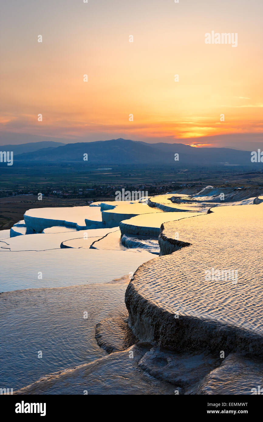 Blick von Travertin Terrassen von Pamukkale bei Sonnenuntergang. Pamukkale, Provinz Denizli, Türkei. Stockfoto