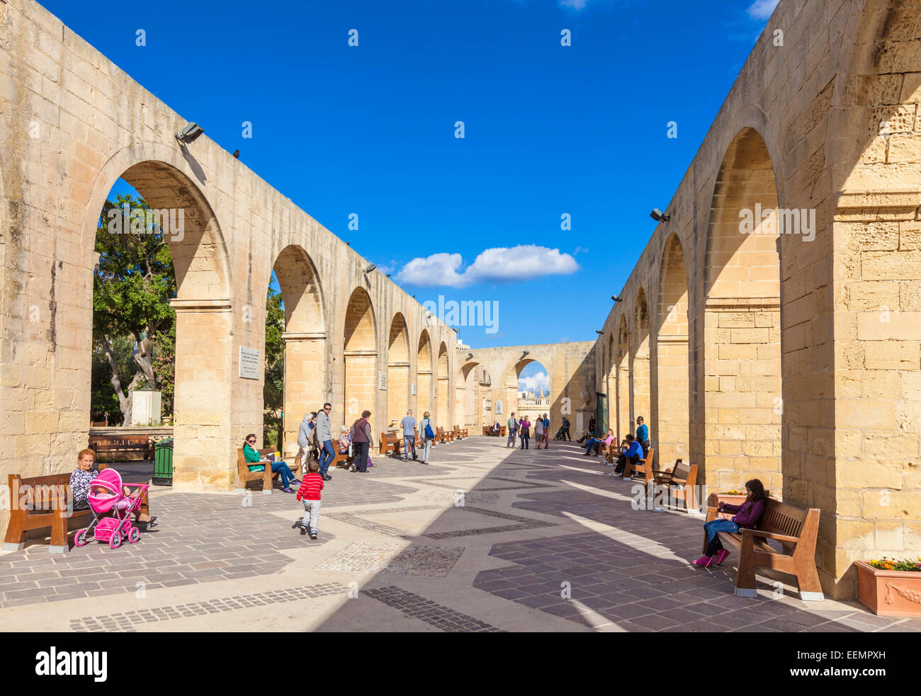 Touristen in Upper Barrakka Gardens mit Blick auf den Grand Harbour Valletta Malta EU Europa Stockfoto