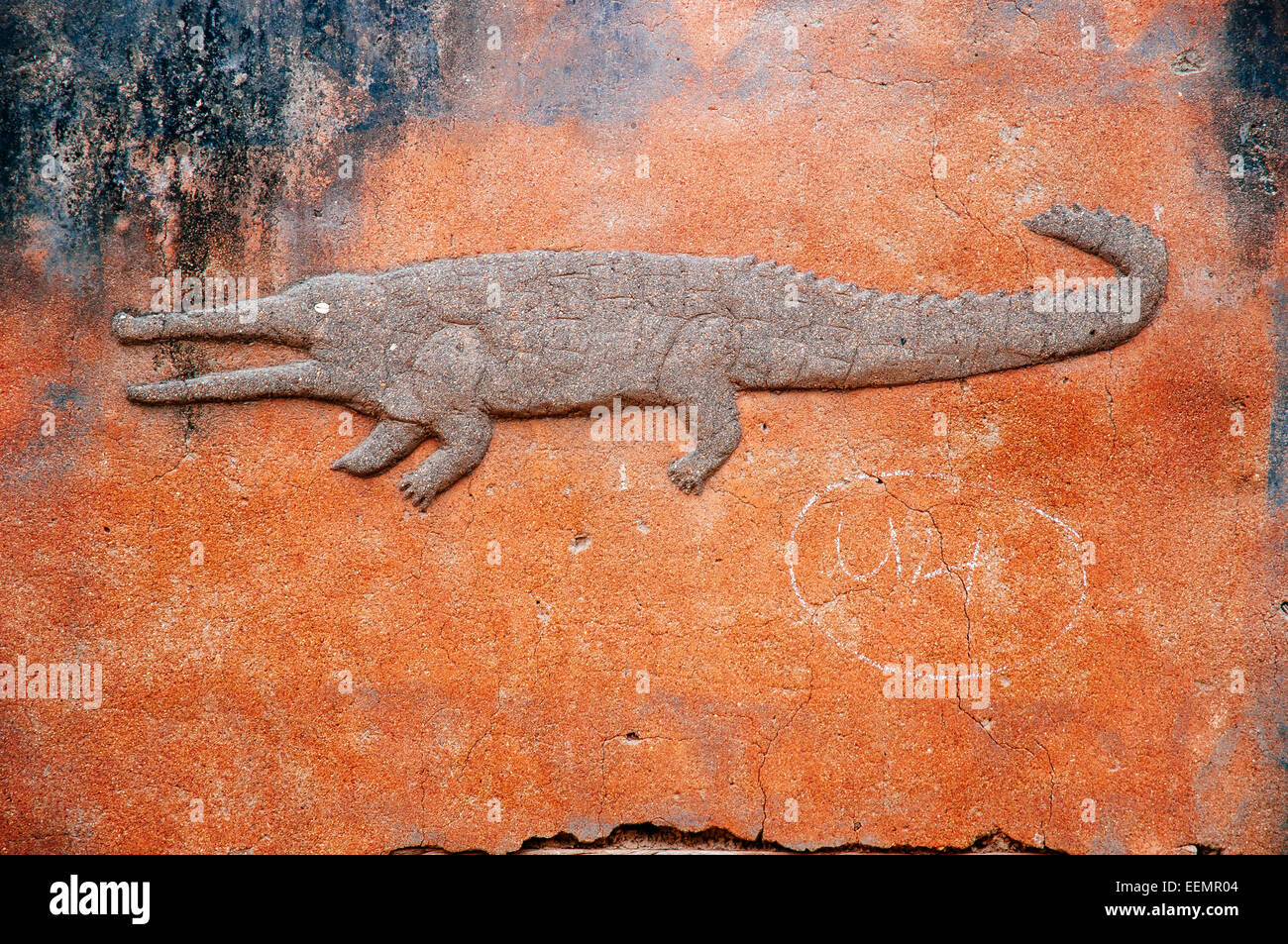 Krokodil auf einem Kassena Haus, Ghana geschnitzt. Stockfoto