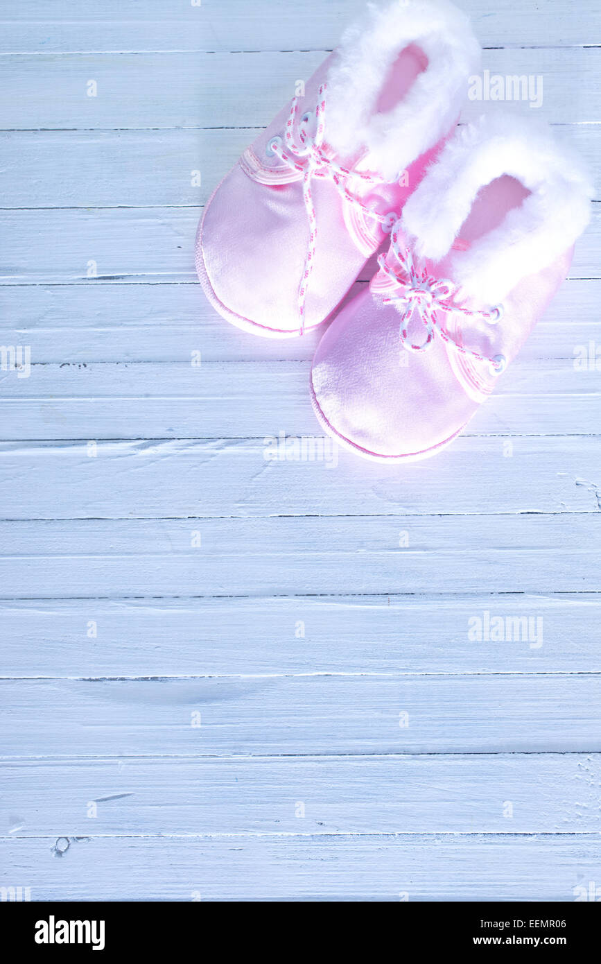 Rosa Baby-Schuhe auf dem Holztisch Stockfoto