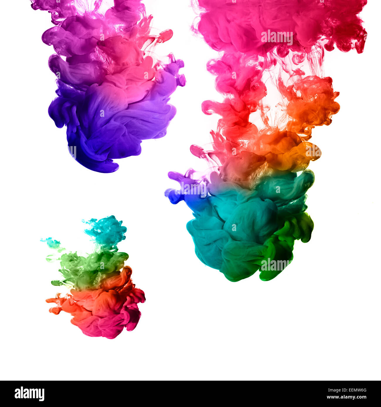 Tinte in Wasser isoliert auf weißem Hintergrund. Regenbogen von Farben Stockfoto