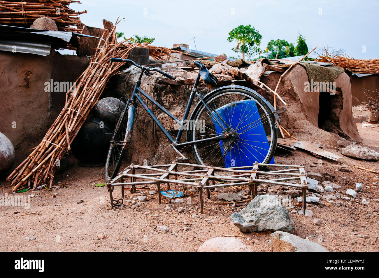 Fahrrad in einem Dorf der Kassena, Ghana. Stockfoto