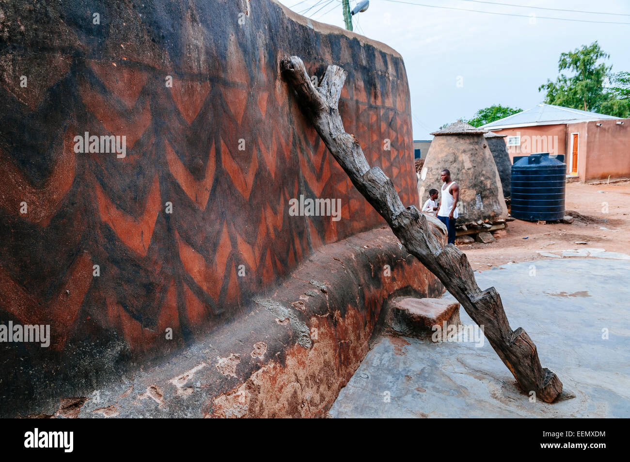 Kassena Treppe ein gemaltes Haus in einem Dorf, Ghana Stockfoto