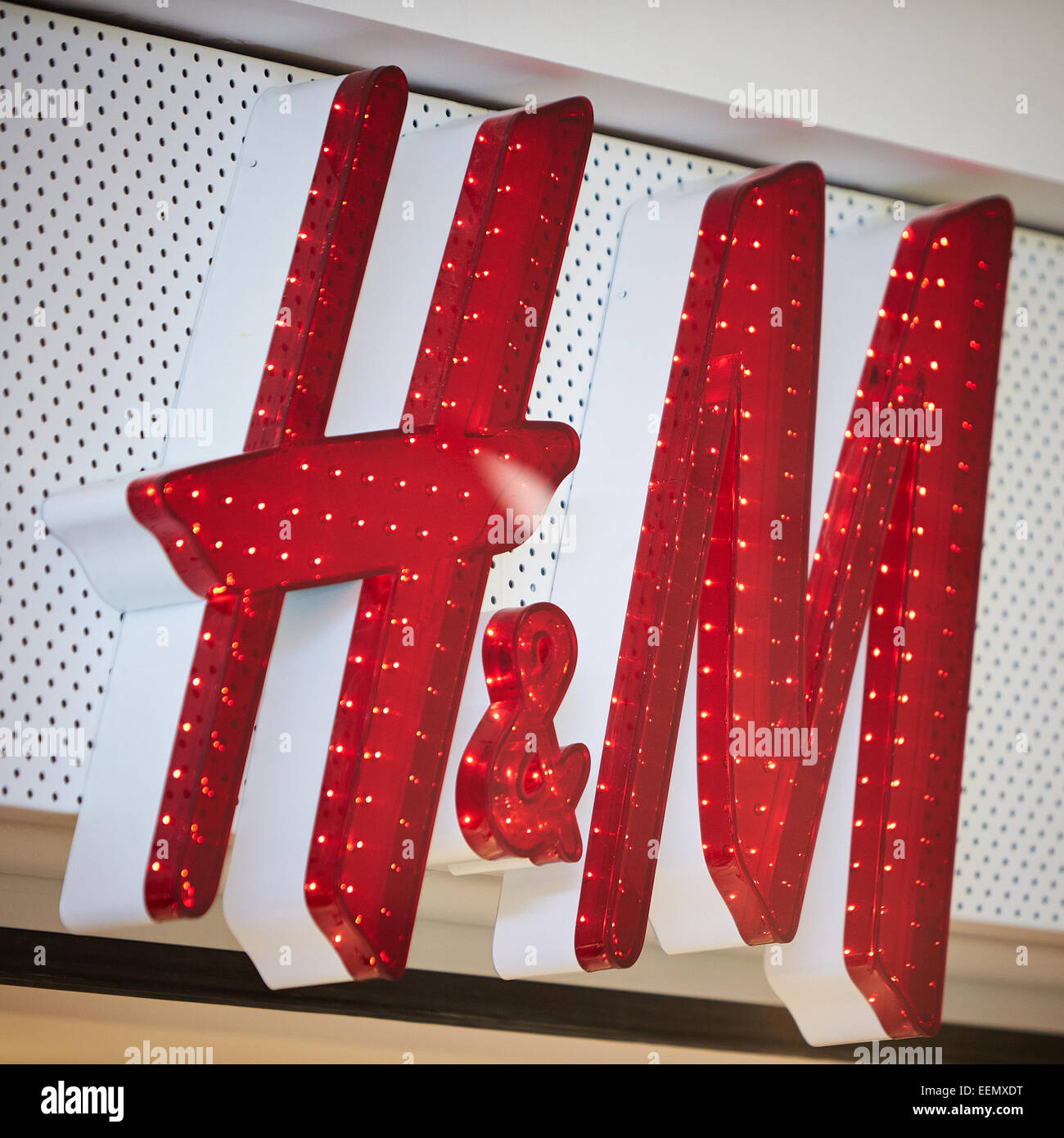 Detailansicht einer neuen H & M-Filiale im Zentrum Clarendon, Oxford Stockfoto