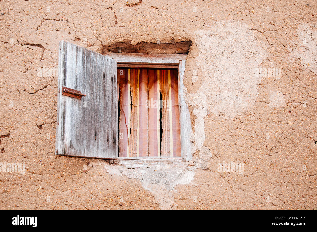 Fenster in einem Haus der Kassena, Ghana. Stockfoto