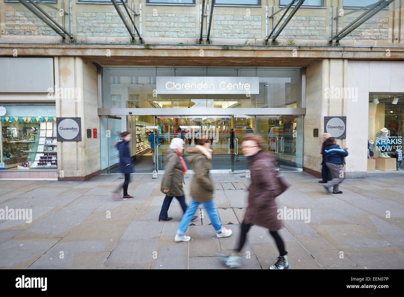 Außenansicht des Zentrums Clarendon, Oxford (enthält Bewegungsunschärfe) Stockfoto