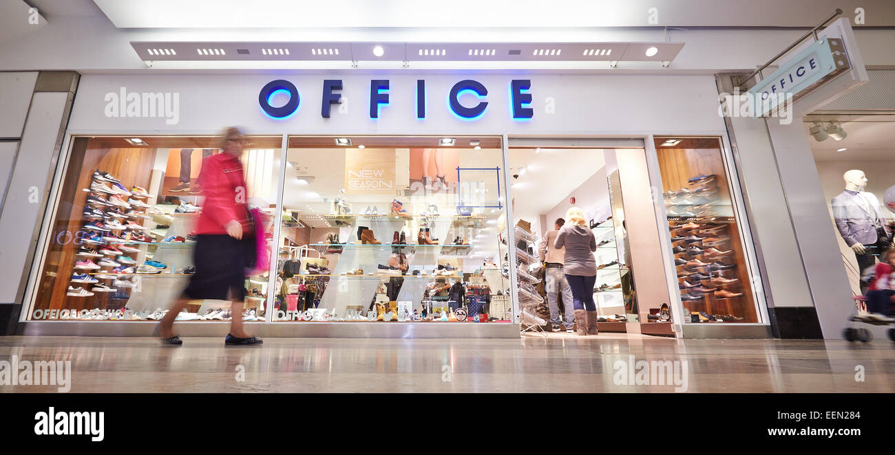 Gesamtansicht von der Office-Schuh-Shop im Zentrum Clarendon, Oxford (enthält Bewegungsunschärfe) Stockfoto