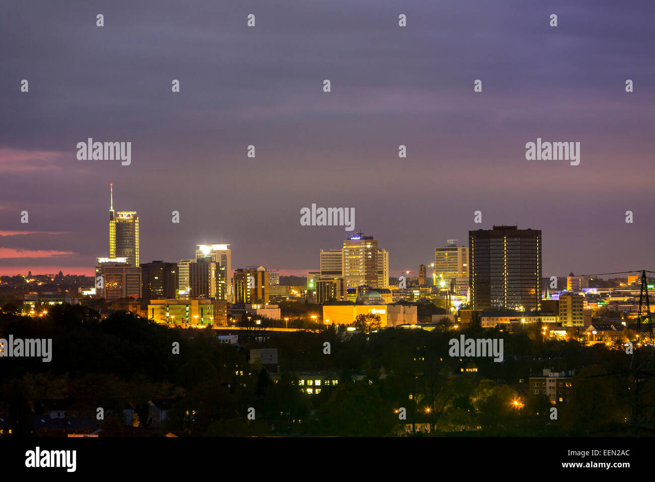 Skyline Der Stadt Zentrum Von Essen Deutschland Dammerung Nachts Stockfotografie Alamy