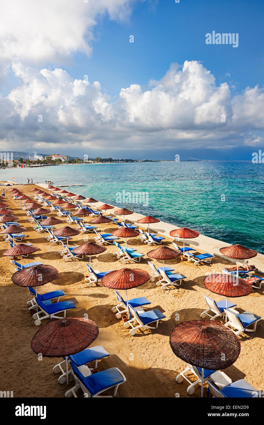 Sonnenschirme und Liegestühle am Strand Kusadasi, Provinz Aydin, Türkei. Stockfoto