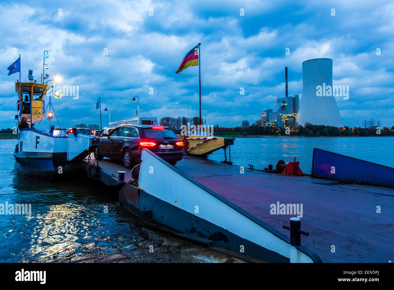 Auto und Fußgänger Fähre, Rhein, Kohle-Kraftwerk Duisburg-Walsum, Deutschland Stockfoto