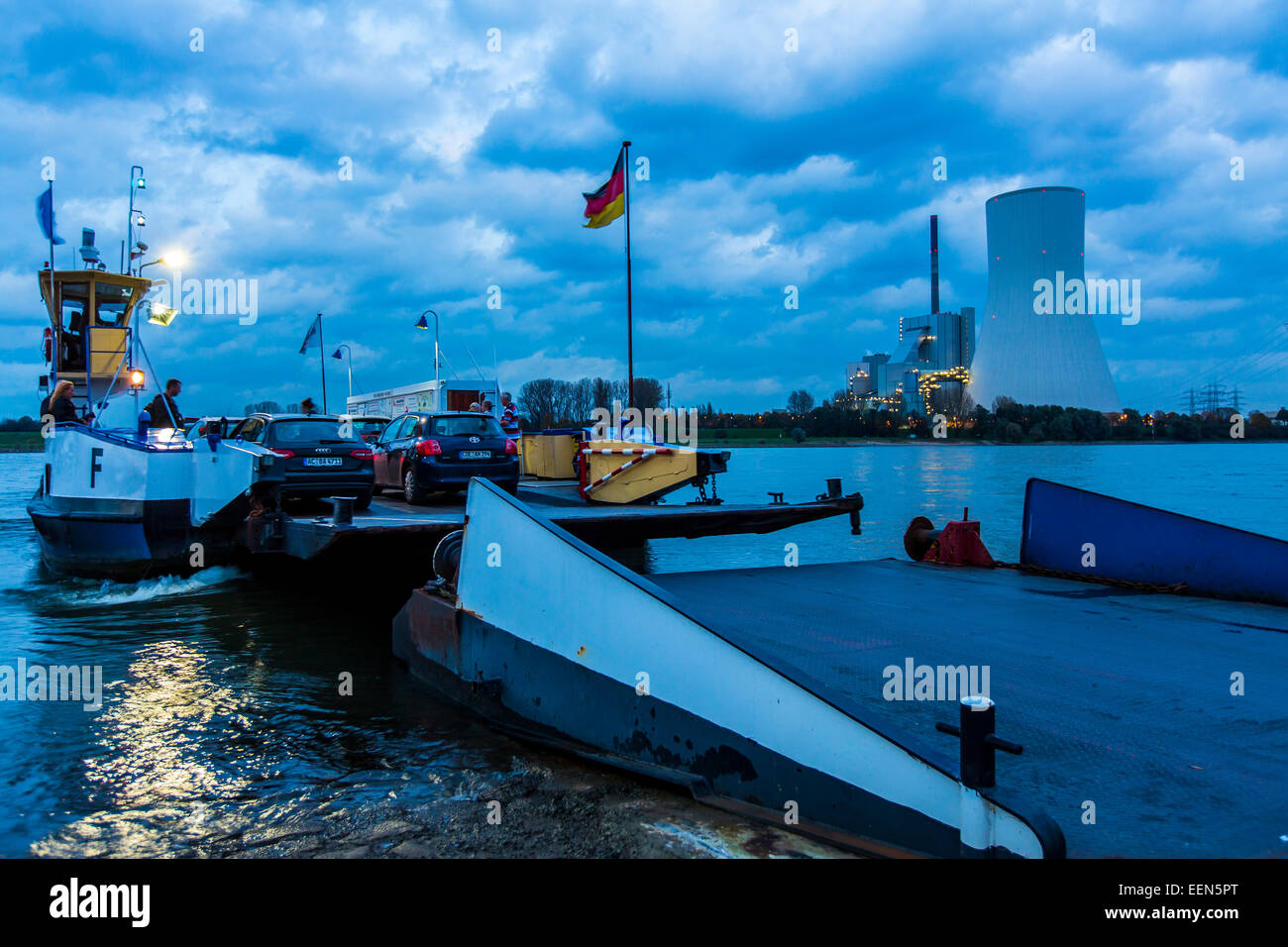 Auto und Fußgänger Fähre, Rhein, Kohle-Kraftwerk Duisburg-Walsum, Deutschland Stockfoto