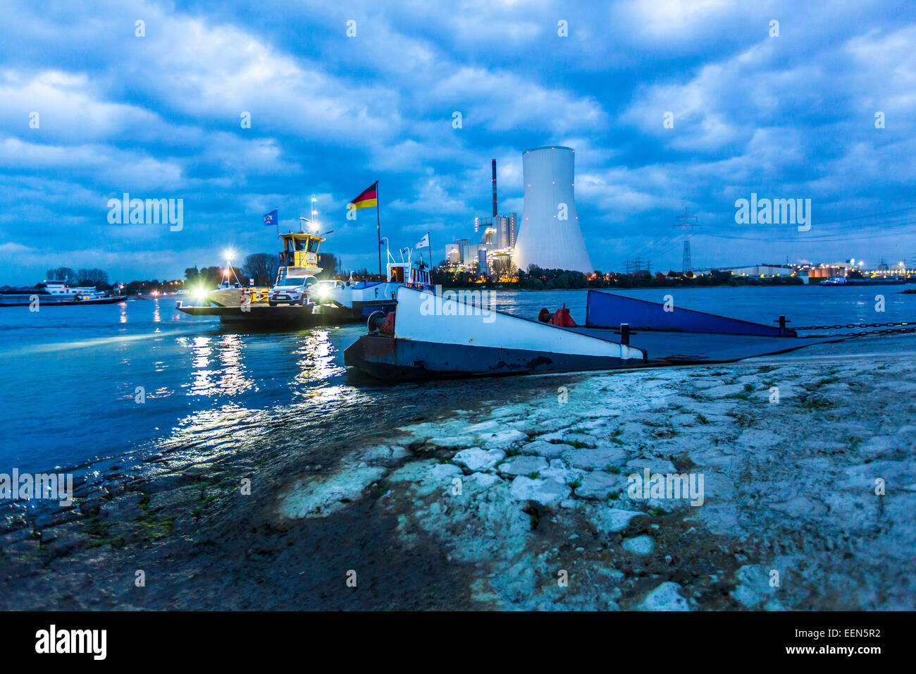 Auto und Fußgänger Fähre, Rhein, Kohle-Kraftwerk Duisburg-Walsum, Deutschland Stockfoto