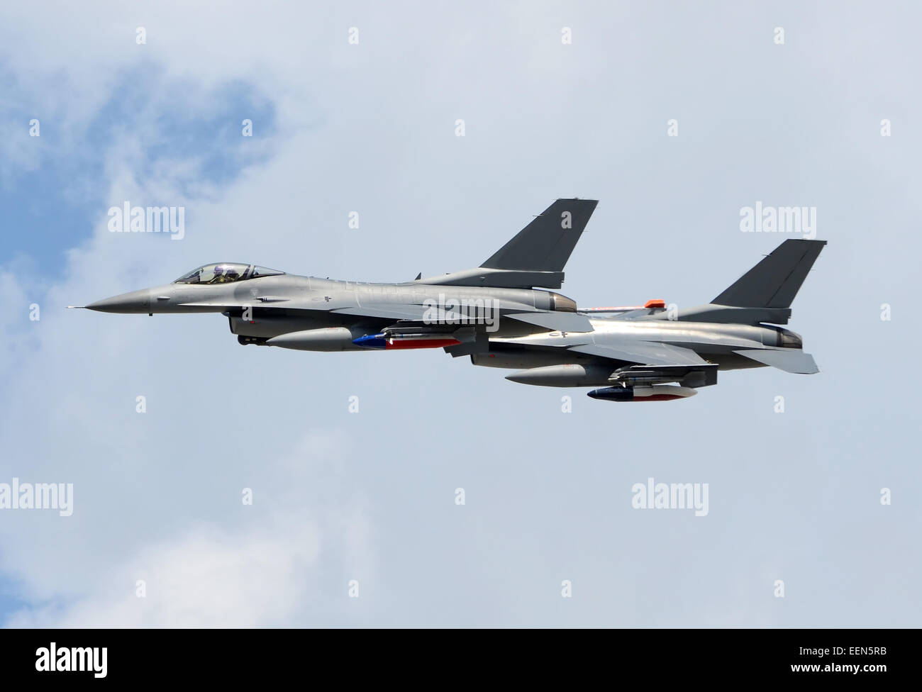 Zwei moderne f-16 Kampfjets in großer Höhe Stockfoto