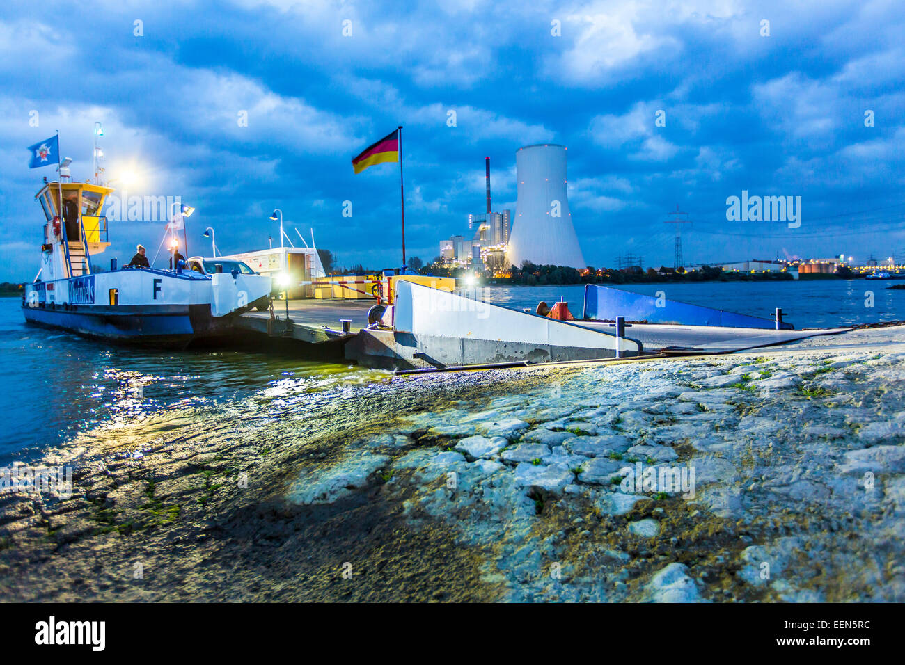 Auto und Fußgänger Fähre, Rhein, Kohle-Kraftwerk Duisburg-Walsum, Deutschland Stockfoto