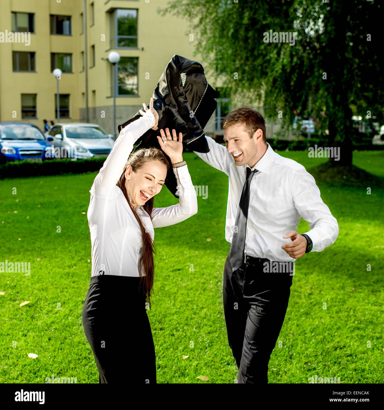 Junge Paare, die Spaß im Freien auf grünem Hintergrund Stockfoto