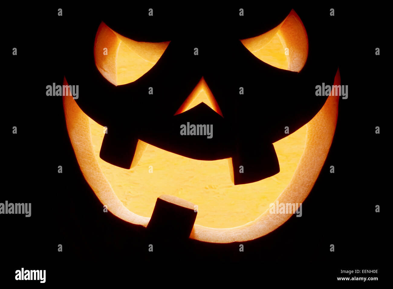 Halloween-Kürbis, Jack O'Lantern, Lächeln auf schwarz Stockfoto