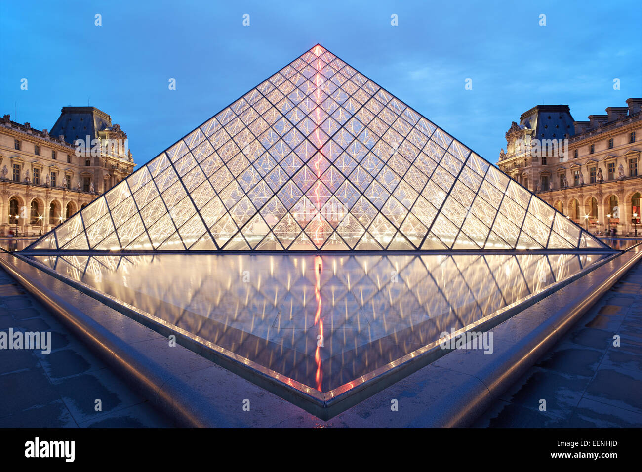 Louvre-Pyramide und Museum Nachtansicht in Paris, Frankreich Stockfoto