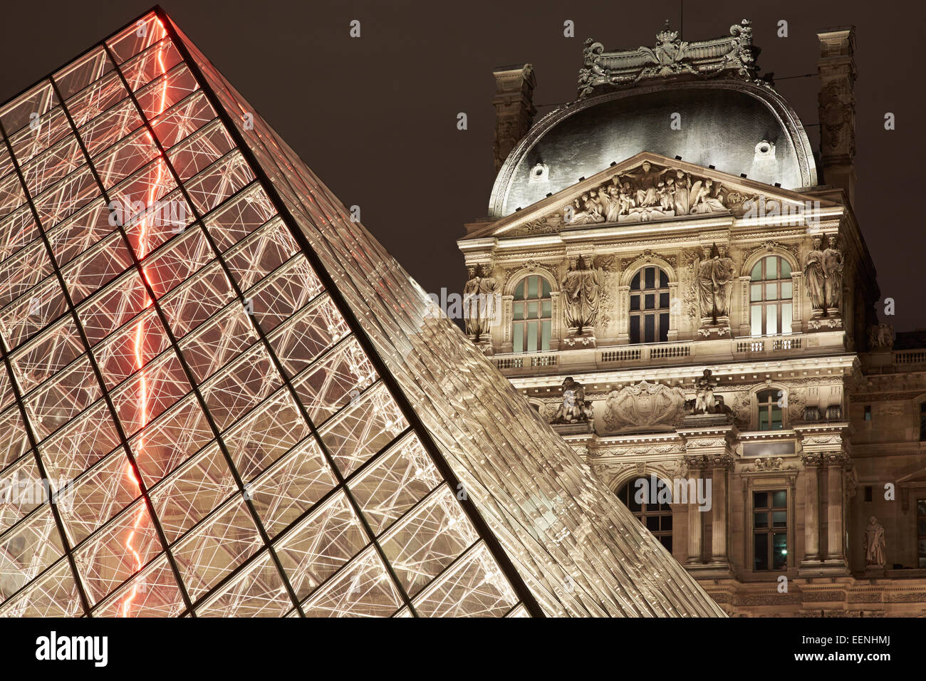 Louvre-Pyramide und Museum Nachtansicht in Paris, Frankreich Stockfoto