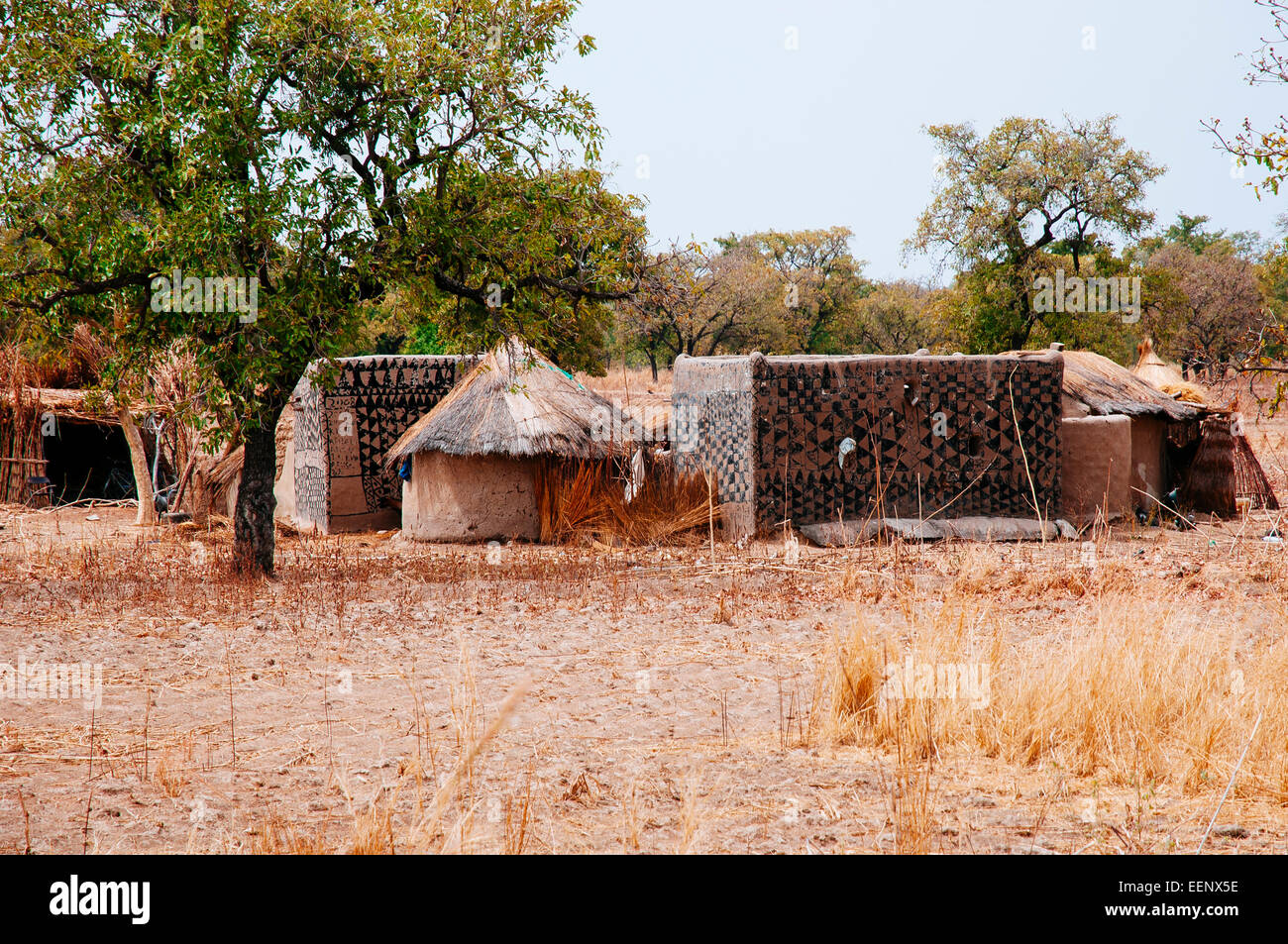 Bemalten Häusern in Burkina Faso sowie Land. Stockfoto
