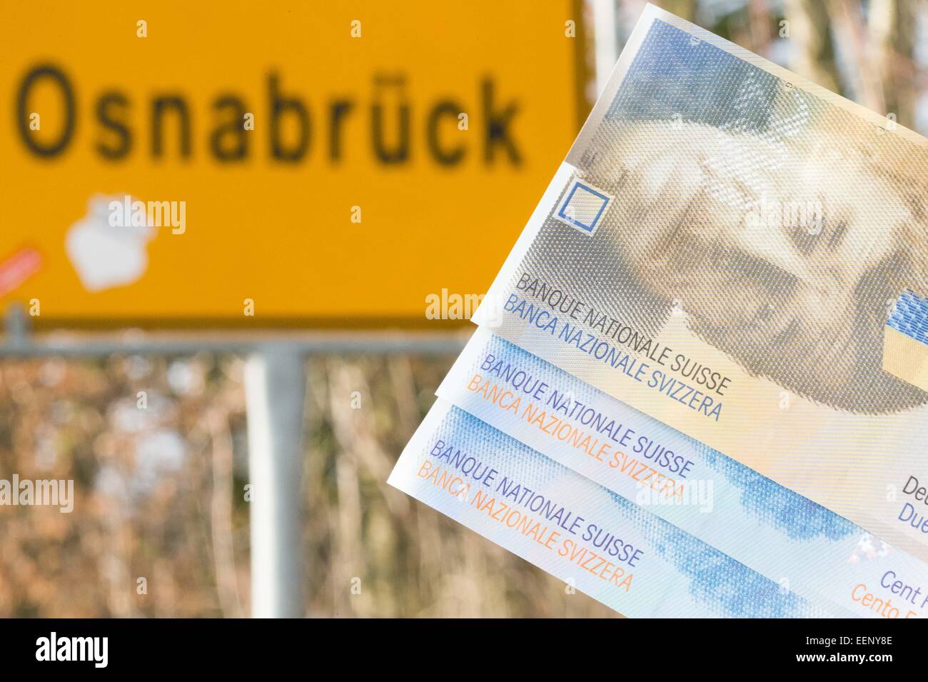 Osnabrück, Deutschland. 20. Januar 2015. ILLUSTRATION - Franken-Noten, fotografiert vor einem Ortsschild in Osnabrück, 20. Januar 2015. Der Sturz des Euro gegenüber dem Schweizer Franken wirkt sich auch der Stadt Osnabrück. Seit Jahren hatte die Stadt eine Gutschrift von 49,4 Millionen Schweizer Franken. Nach Entscheidung der Schweizerischen Nationalbank, den Franken-Link, um den Euro zu heben hat der Buchverlust seit 31. Dezember 2014 auf 7,3 Millionen Euro betragen. Foto: FRISO GENTSCH/Dpa/Alamy Live News Stockfoto