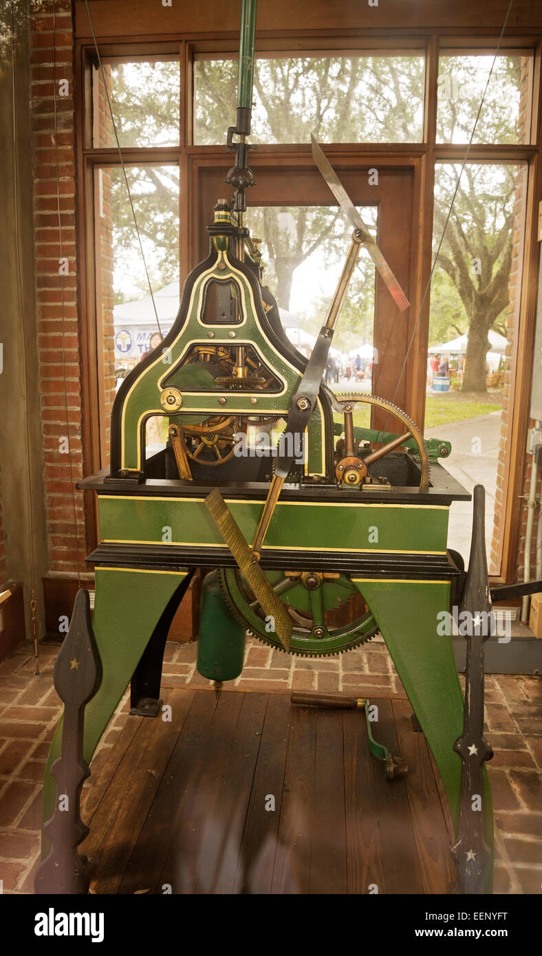 Der Glockenturm wurde errichtet, um die Uhr zu bewahren, die einst auf der alten Alachua County Courthouse, Gainesville, FL. Stockfoto