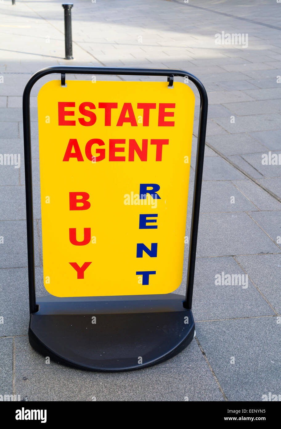 High Street Estate Agent Board Stockfoto