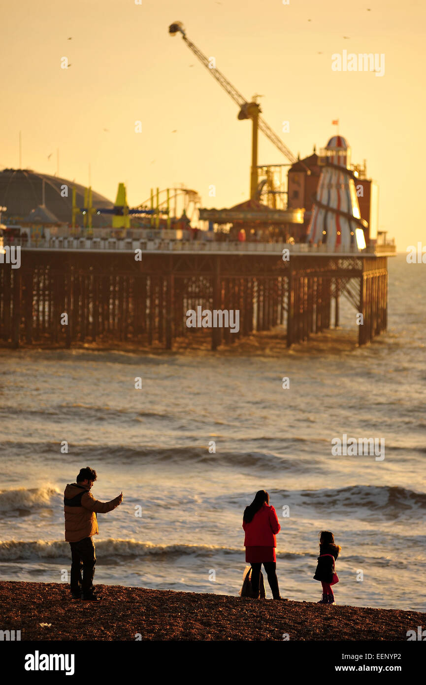 Touristen posieren vor dem Brighton Pier im Süden Englands. Stockfoto
