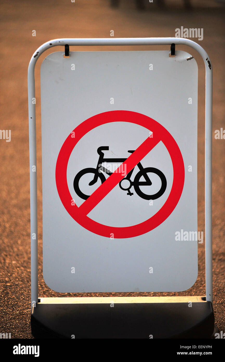 "Keine Fahrräder" melden Sie auf einem Wanderweg in England. Stockfoto