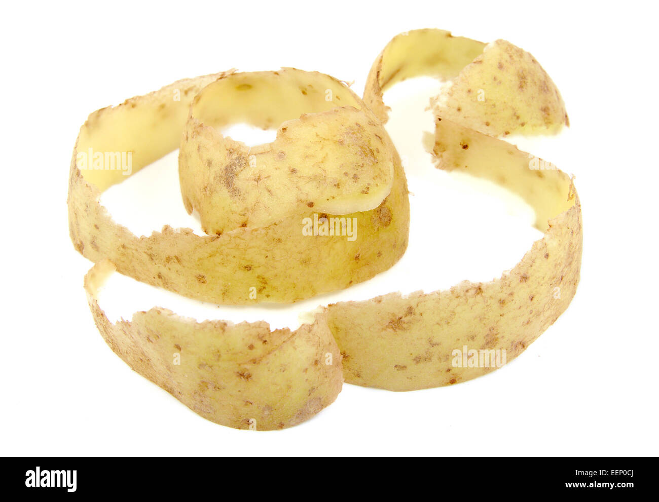 Kartoffel schälen auf weißem Hintergrund Stockfoto
