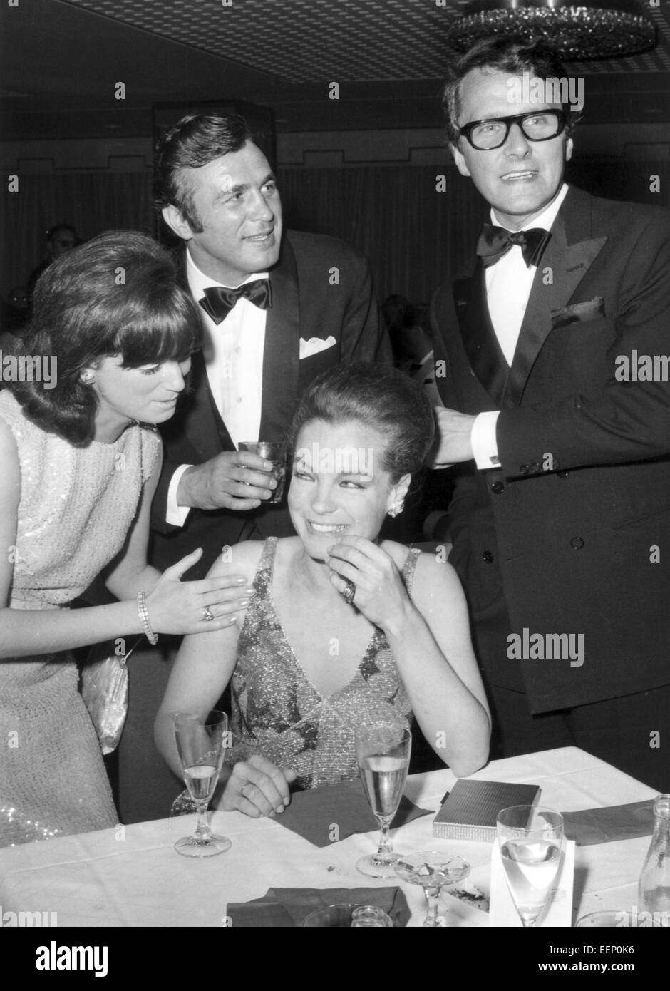 Schauspielerin Romy Schneider (M) und ihr Ehemann Harry Meyen (r) Gespräche, ehemaliger Boxer Bubi Scholz und seine Frau Helga während des internationalen Filmfestivals am 27. Juni 1968. Stockfoto