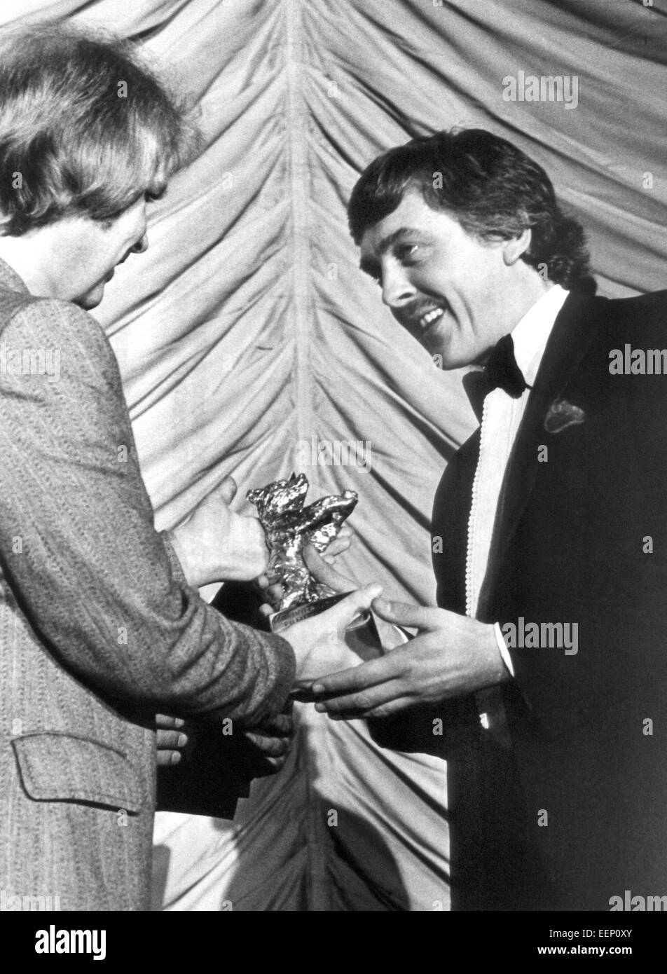 Britischer Schauspieler David Hemmings (r) erhält den silbernen Bären für Regie "Die 14" am 3. Juli 1973 in Berlin. In 1966 International bekannt wurde er als Fotograf Thomas in "Blow up", Antonionis Meisterwerk. Er wurde am 18. November 1941 in Guildorf (Surrey) geboren. Stockfoto