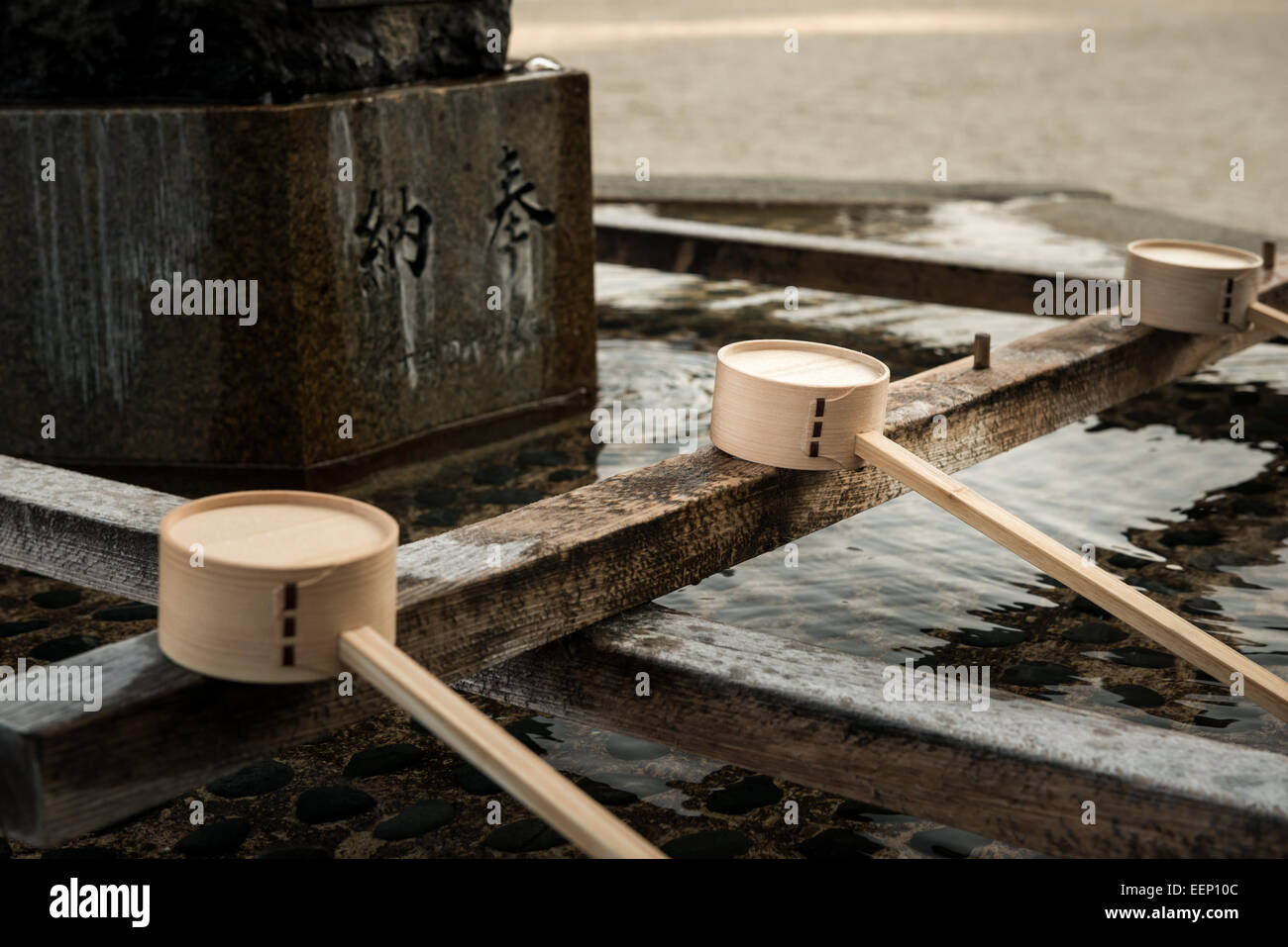 Hölzerne Wasseramseln entlang der Chozuya an Heian-Schrein in Kyōto, Japan. Anbeter reinigen, ihre Hände und Münder mit Wasser befor Stockfoto