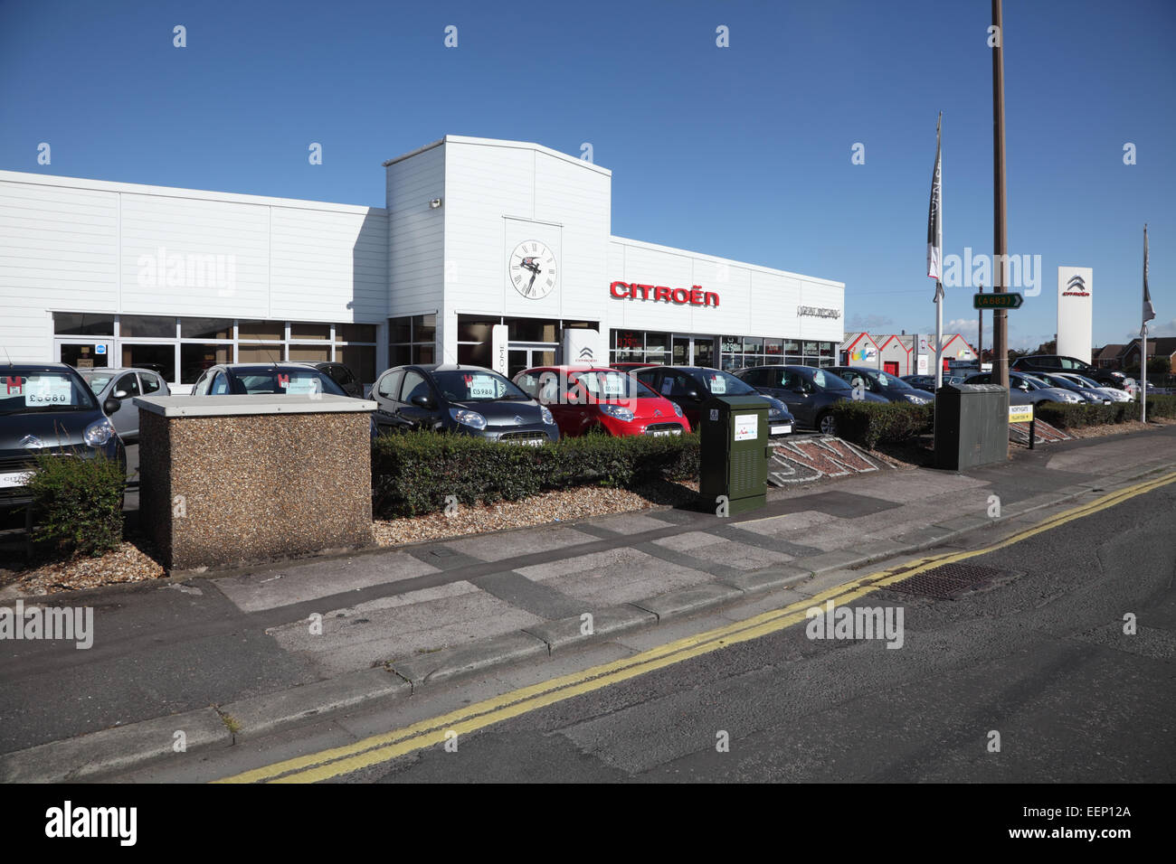 Autohaus mit Autos außerhalb. Stockfoto