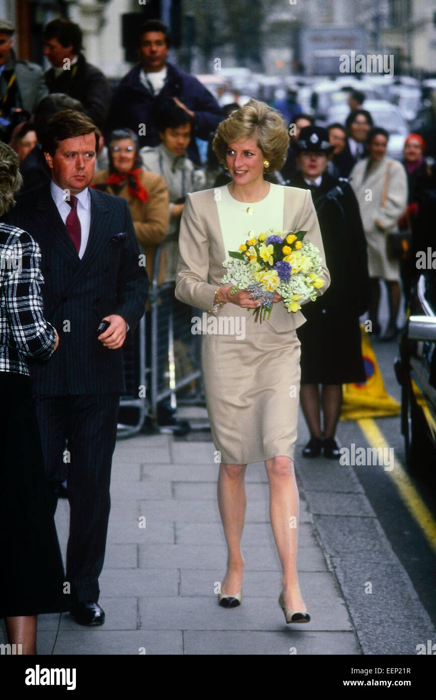 DIANA, PRINZESSIN VON WALES ALS SCHIRMHERRIN, NIMMT AN DER UNTERSTÜTZUNG DES GEALTERTEN INDUSTRIE- UND HANDELSESSEN IM CLARIDGES IN LONDON, GROSSBRITANNIEN, TEIL. Ca. 1989. Stockfoto