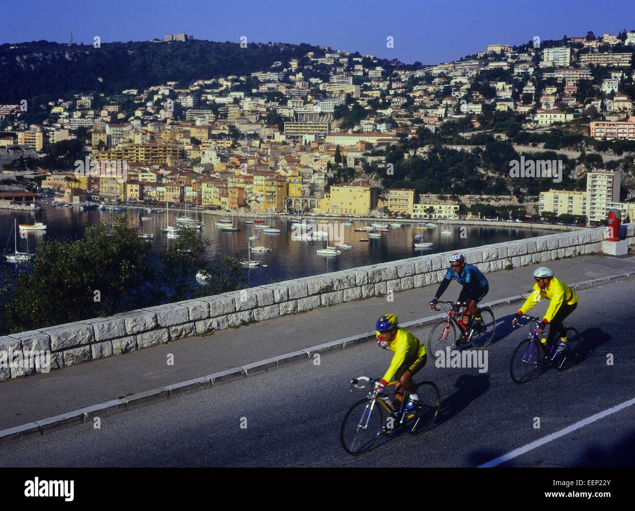 Radfahrer im Dorf Villefranche-sur-Mer, Departement Alpes-Maritimes in der Region Provence-Alpes-Côte d'Azur an der französischen Riviera Stockfoto