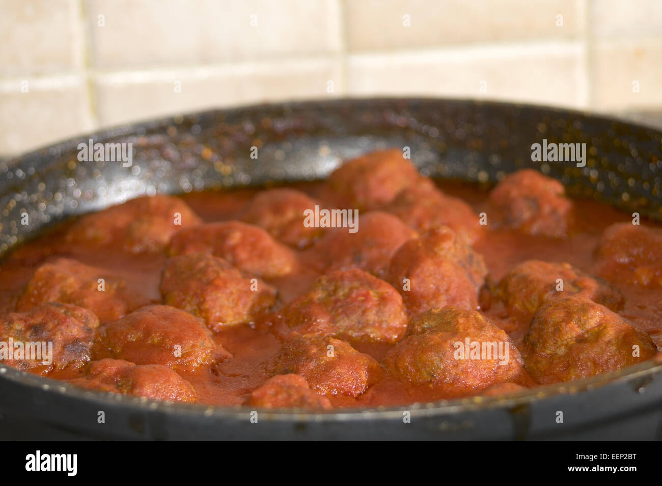 typische italienische Gericht: Hackfleischbällchen in Tomatensauce ...