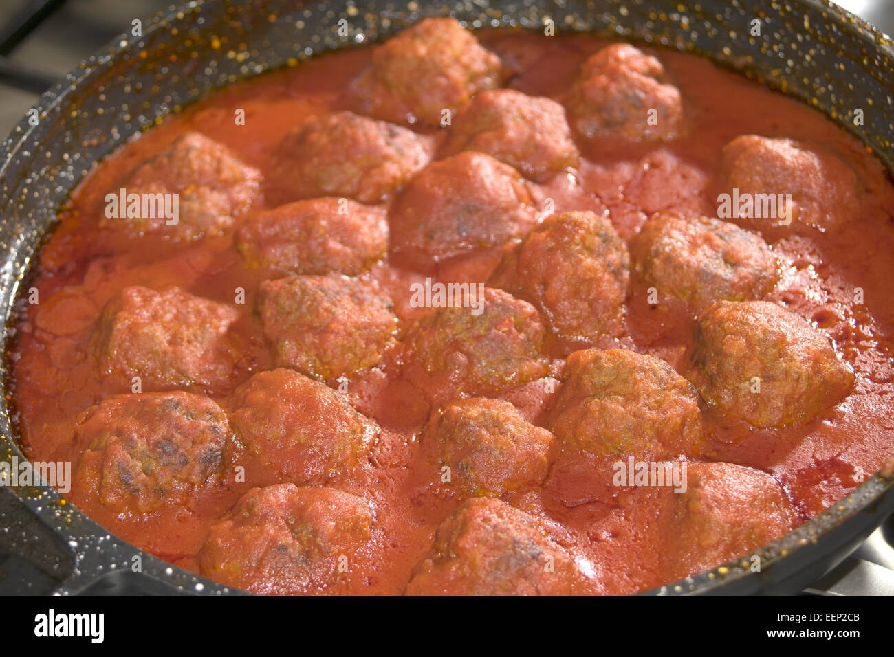 typische italienische Gericht: Hackfleischbällchen in Tomatensauce ...