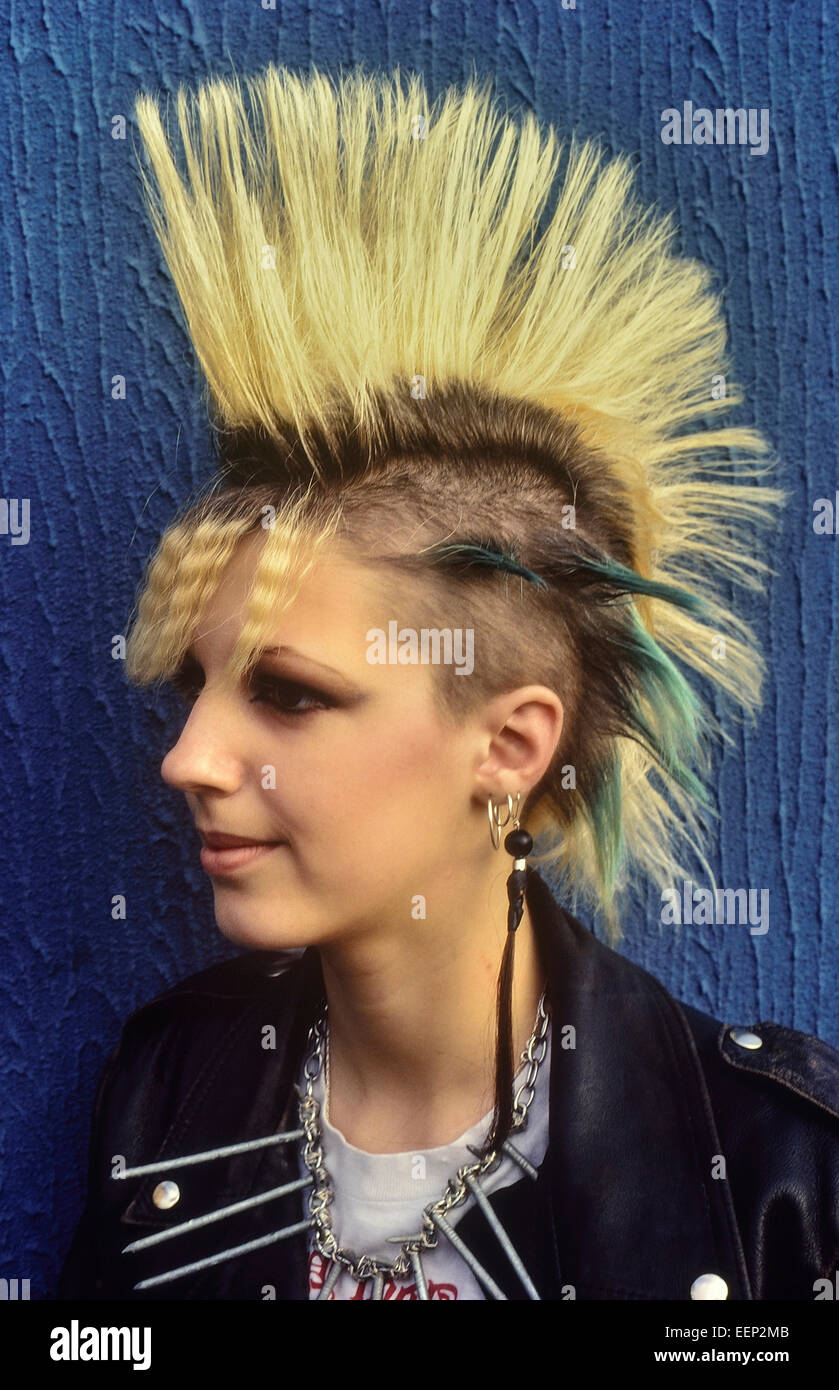 Teenager-Mädchen Punkrocker (Jackie) mit einem blonden Irokesenschnitt Haarschnitt. London. 1980 Stockfoto