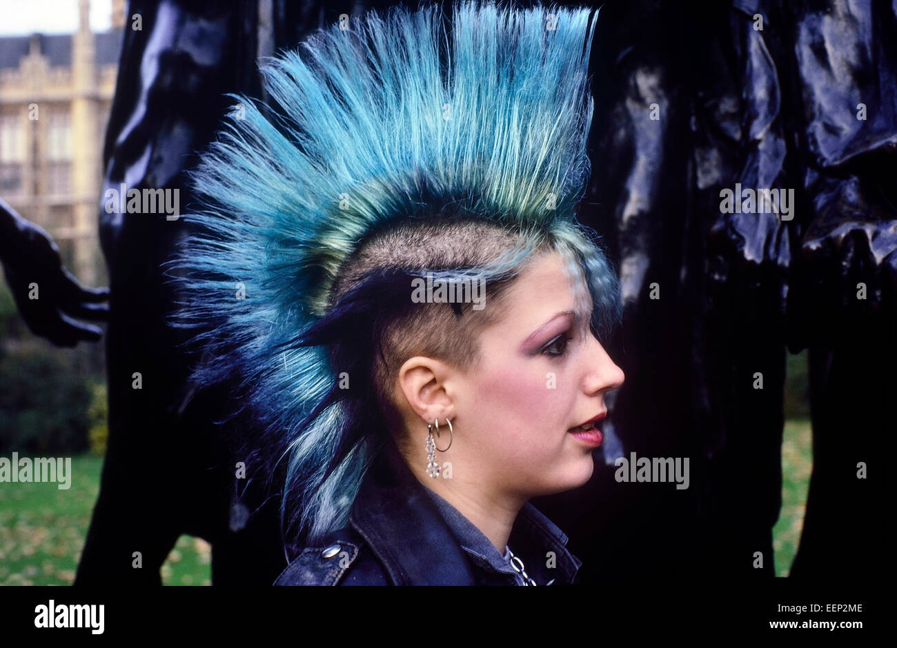 Ein Teenager-Mädchen Punkrocker (Jackie) mit gefärbten blauen Haaren in einem Mohikaner-Stil. London. Ca. 80er Jahre Stockfoto